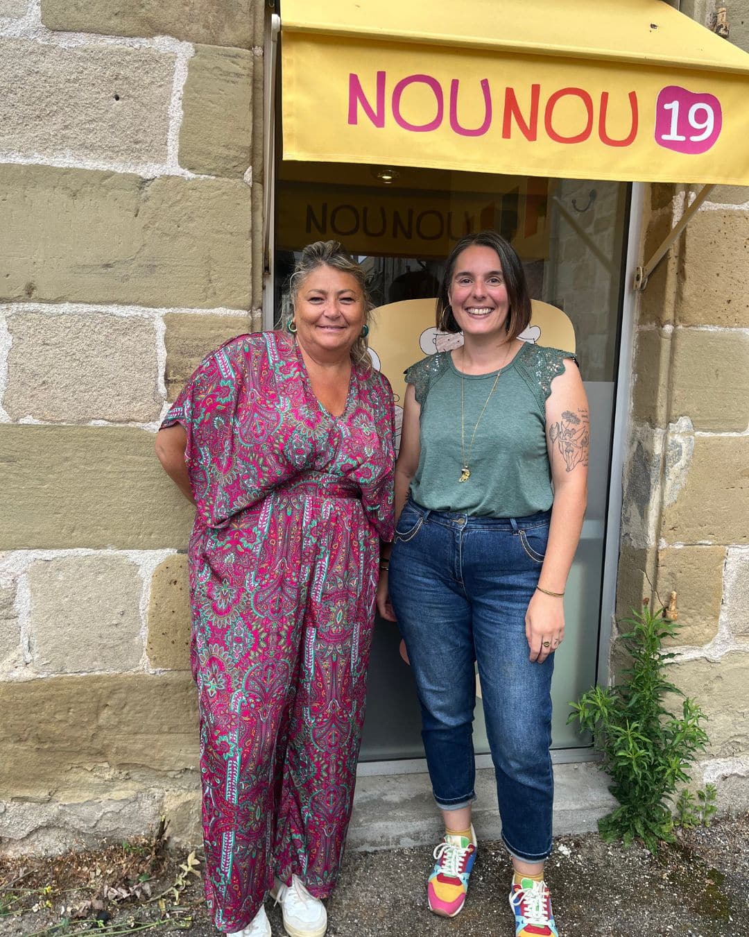 Isabelle et Nelly devant l’agence NOUNOU 19 à Brive-la-Gaillarde