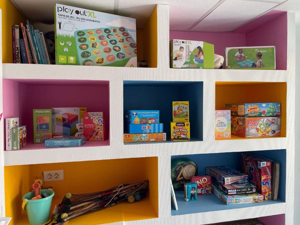 Ludothèque de l’agence NOUNOU 19 avec des jeux et des supports d’activités pour les gardes d’enfants